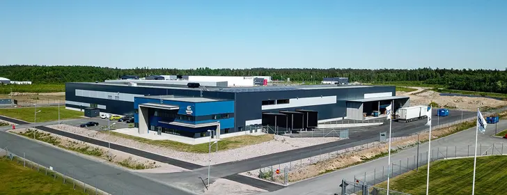 Industrifastighet med svart, vit och blå plåtfasad | Nivika Fastigheter AB (publ)