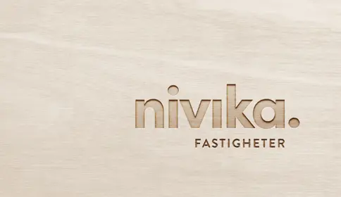 Ljus träbakgrund med nivikas logga | Nivika Fastigheter AB (publ)