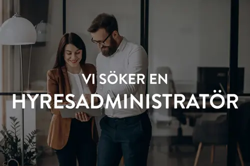 En glad kvinna och en man som kollar ner i en dator | Nivika Fastigheter AB (publ)