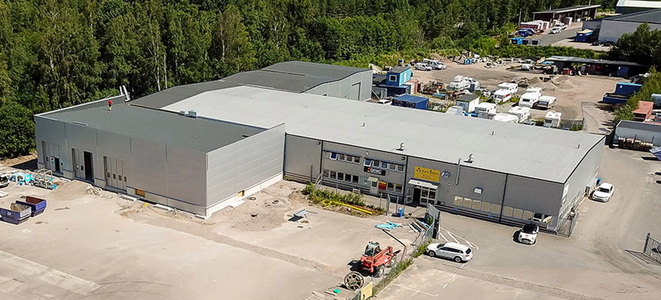 Industrifastighet med grå fasad och plåttak | Nivika Fastigheter AB (publ)
