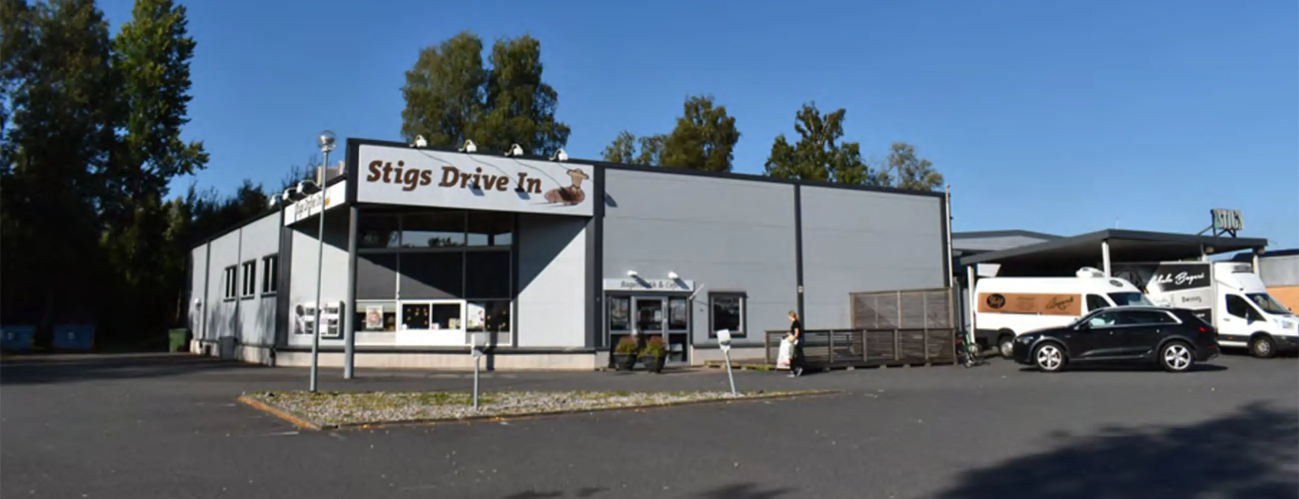 Kommersiell fastighet med grå plåtfasad | Nivika Fastigheter AB (publ)