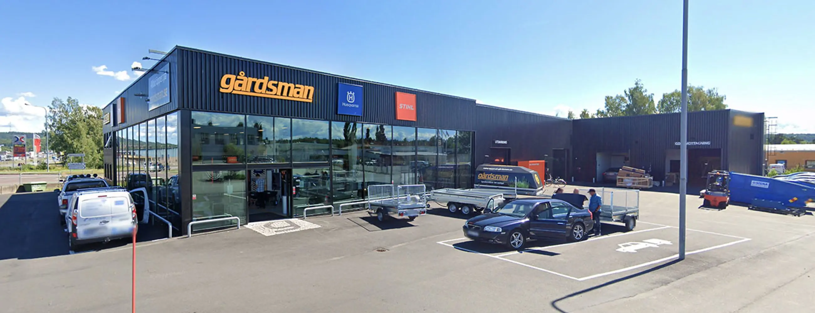 Kommersiell fastighet med svart plåtfasad, svarta dörrar och portar | Nivika Fastigheter AB (publ)