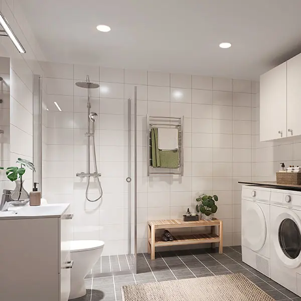 Badrum med handfat, toalett, dusch, tvättmaskin och torktumlare | Nivika Fastigheter AB (publ)
