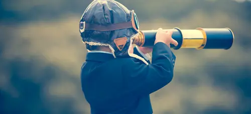 Ett barn som kollar i en kikare | Nivika Fastigheter AB (publ)