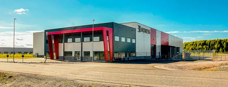 Industrifastighet med svart, vit och röd plåtfasad | Nivika Fastigheter AB (publ)