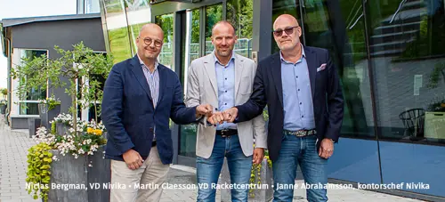 Tre män som står utanför en fastighet | Nivika Fastigheter AB (publ)