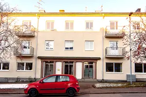 Flerbostadshus med ljus fasad och vita fönster | Nivika Fastigheter AB (publ)