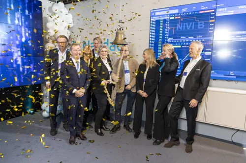 Flera personer framför en skäm som smäller konfetti | Nivika Fastigheter AB (publ)