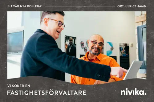 Två män som pekar mot en dator och ler | Nivika Fastigheter AB (publ)