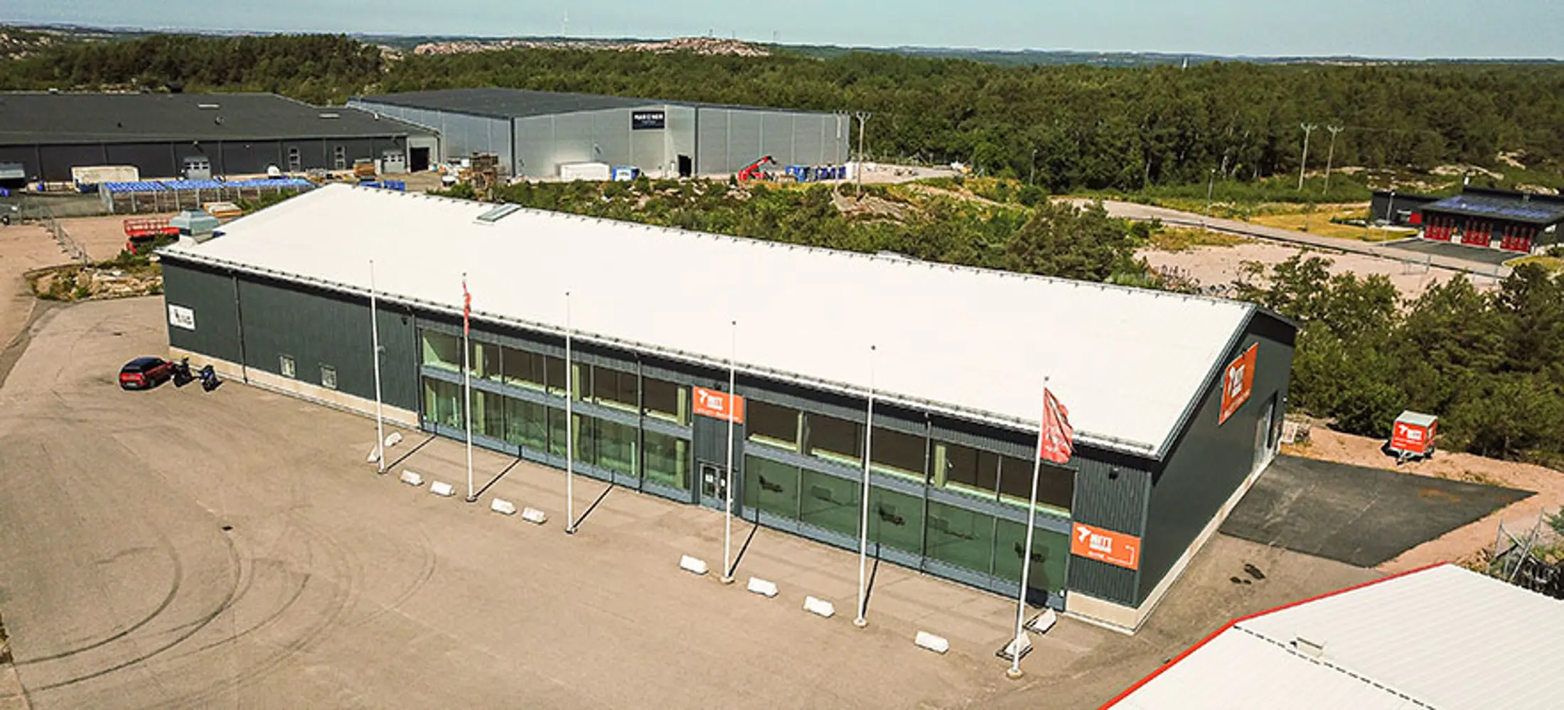 Industrifastighet med en svart fasad | Mitt Lager | Nivika Fastigheter AB (publ)